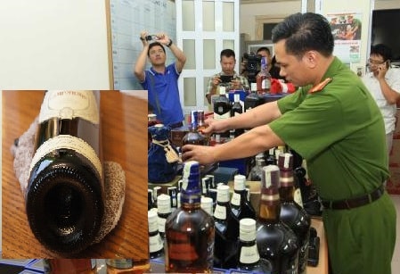 Soi đáy chai để phân biệt rượu thật - giả