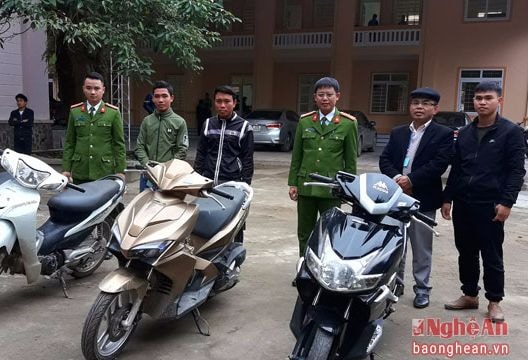 Công an Quỳ Hợp trao trả 11 chiếc xe máy cho người bị hại