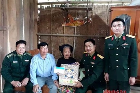 Các tổ chức, địa phương tặng quà cho người nghèo dịp Tết Đinh Dậu 2017