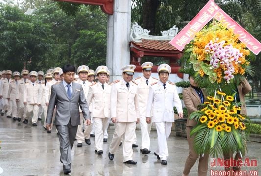 Công an Nghệ An dâng hoa, dâng hương tại Khu di tích Kim Liên