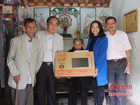 Ban Tuyên giáo Tỉnh ủy và Bưu điện tỉnh trao quà Tết cho hộ nghèo Yên Thành