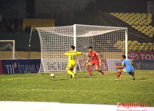 HLV Khánh Hòa chỉ ra nguyên nhân SLNA đánh mất chiến thắng