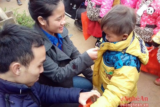 Sinh viên vượt núi gùi quà về bản Mông ngày giáp tết