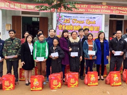 Ngành Ngân hàng trao 250 suất quà tết cho người dân Quế Phong