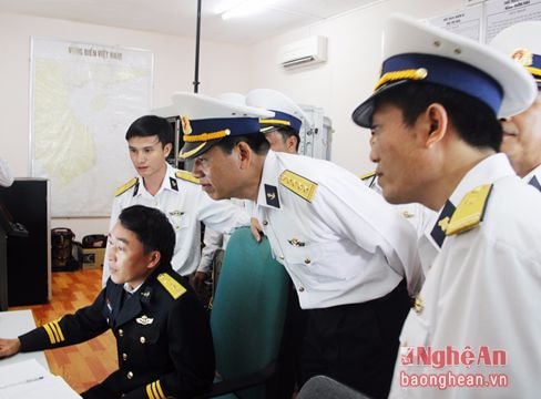 Bộ Tư lệnh Vùng III Hải quân chúc Tết quân, dân huyện đảo Lý Sơn