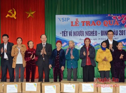 VSIP Nghệ An trao tặng gần 300 suất quà cho hộ nghèo ở huyện Hưng Nguyên