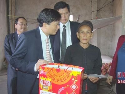 Chủ nhiệm Ủy ban Kiểm tra Tỉnh ủy chúc Tết tại Con Cuông và Anh Sơn