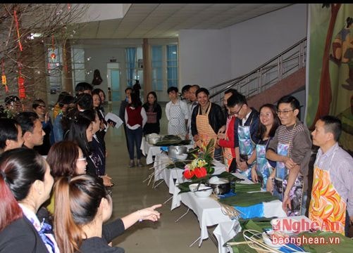 Báo Nghệ An tổ chức hội thi gói bánh chưng truyền thống
