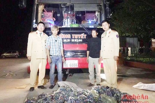 28 nghìn quả pháo bi trên ô tô khách ngày Tết