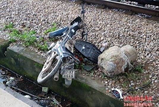 Đưa con đi học về bị tàu đâm nguy kịch