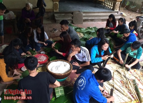 Sinh viên gói bánh chưng tặng người nghèo