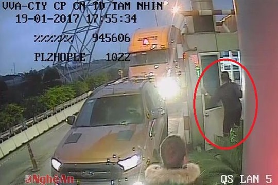 Nam tài xế hành hung nữ nhân viên thu phí ngay trong cabin