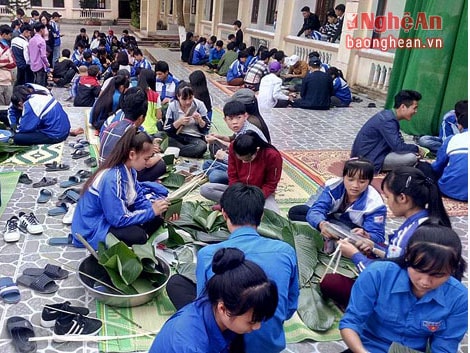 Gói bánh chưng tặng học sinh nghèo