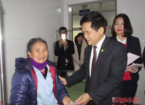 Phó trưởng đoàn đại biểu Quốc hội tỉnh chúc tết, tặng quà các đơn vị, cá nhân tại huyệnTân Kỳ