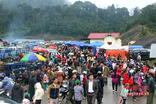 Hàng nghìn người chen chúc đến chợ biên Việt - Lào trong mưa