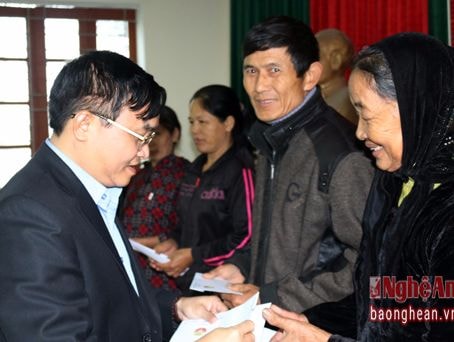 Nhiều cơ quan, đơn vị, địa phương trao quà Tết cho người nghèo, đối tượng chính sách