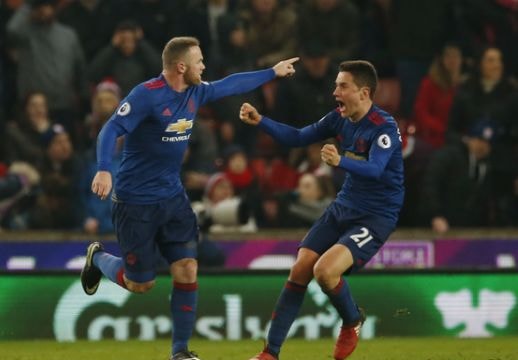 Rooney lập công phút bù giờ, Man Utd thoát thua trước Stoke