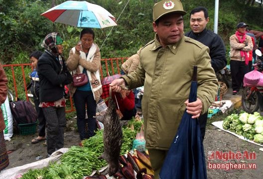 Người dân đi chợ biên giới mua chuột, gà rừng, lợn đen ăn Tết