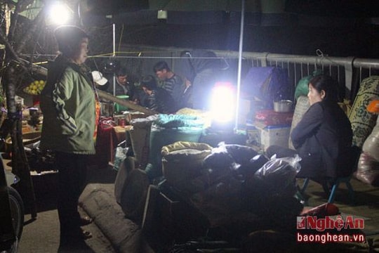 Tấp nập chợ đào đêm Mường Xén