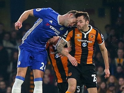 Cầu thủ Hull bị nứt sọ sau pha va chạm kinh hoàng với hậu vệ Chelsea