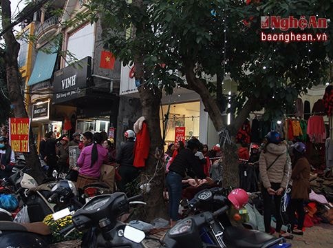 Hàng loạt cửa hàng quần áo ở phố Vinh xả hàng cuối năm