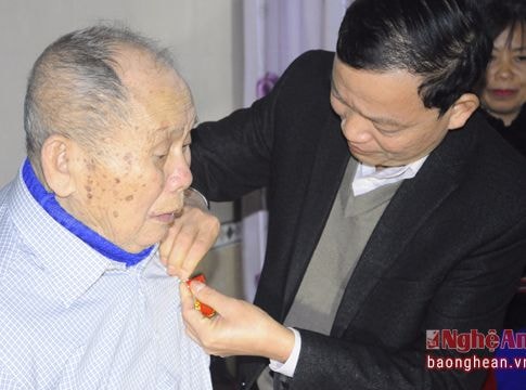 Trao tặng Huy hiệu 70 tuổi Đảng cho đảng viên lão thành