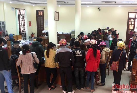 Quế Phong: Máy rút tiền hết tiền, người dân đổ xô đến ngân hàng