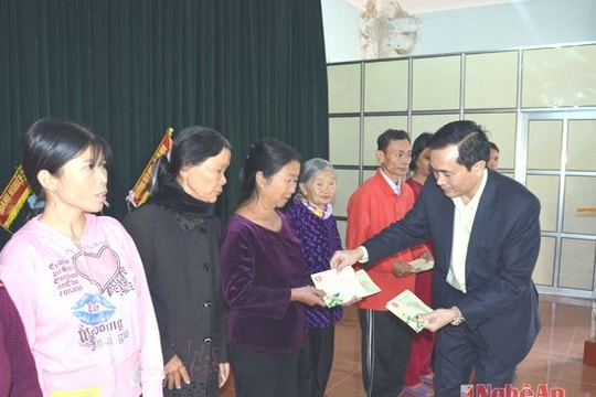 Phó Chủ tịch UBND tỉnh Lê Ngọc Hoa tặng quà Tết cho người nghèo