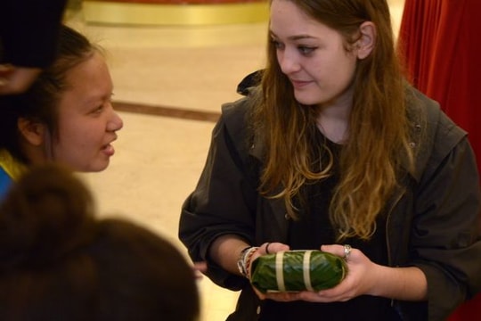 Người nước ngoài gói bánh chưng tặng người nghèo ở Nghệ An