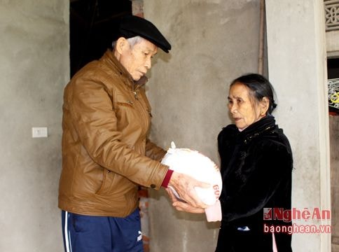 Cụ ông 80 tuổi dành lương mua gạo tặng người nghèo dịp Tết