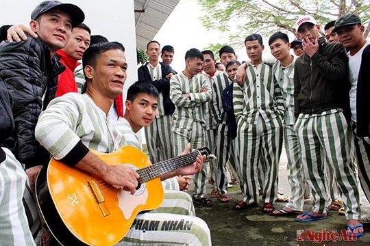 Phạm nhân gói bánh chưng, trang hoàng trại giam để đón Tết