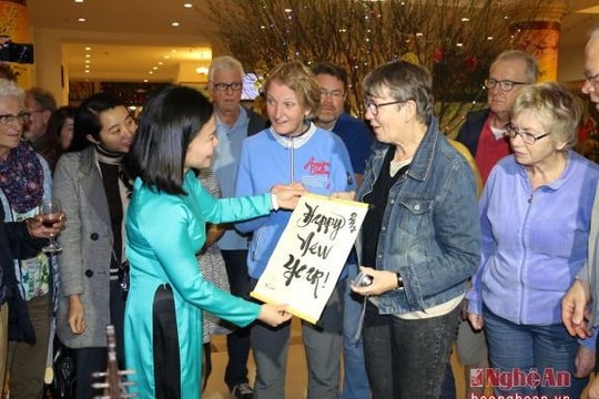 Du khách nước ngoài trải nghiệm 'thịt mỡ, dưa hành, câu đối đỏ'