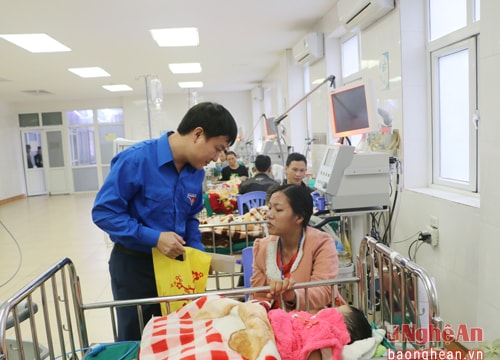Bí thư Tỉnh đoàn Nghệ An tặng quà Tết cho bệnh nhân nghèo