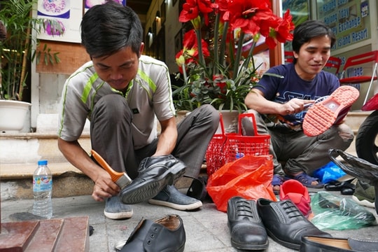 Những người lao động miệt mài trong chiều tối 30 Tết