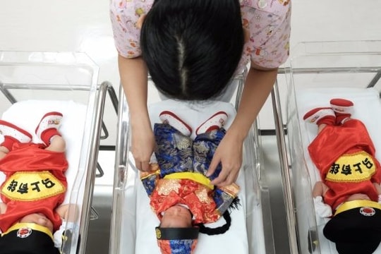 Trẻ sơ sinh mặc đồ con gà đón Tết tại bệnh viện Thái Lan