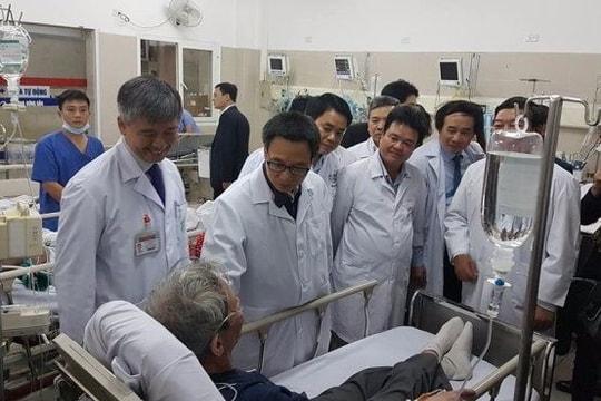 Phó Thủ tướng Vũ Đức Đam thăm công nhân vệ sinh và bệnh nhân