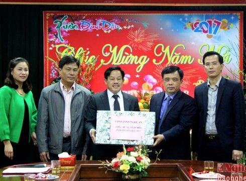 Phó Chủ tịch UBND tỉnh Huỳnh Thanh Điền chúc Tết các đơn vị đêm Giao thừa