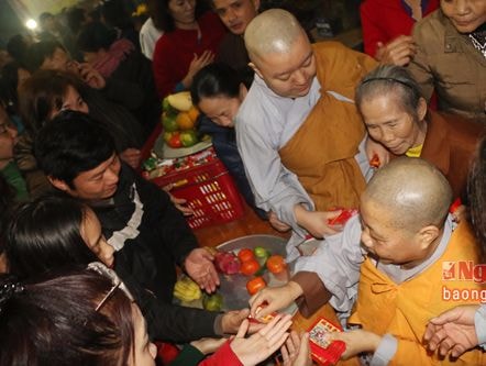 Đi Chùa cầu an, xin lộc đêm giao thừa