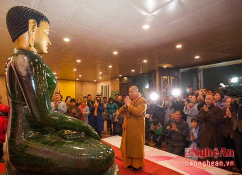 Đầu năm lên chùa xem tượng Phật Ngọc lớn nhất thế giới