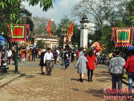 Thành tâm đi lễ đền, chùa ngày Mùng 1 Tết