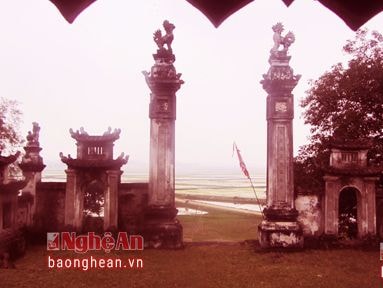 Uy linh đền thờ người họa bài thơ 'Cỗ đầu người'