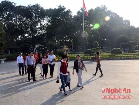 Hàng trăm lượt người hành hương về quê Bác ngày đầu năm