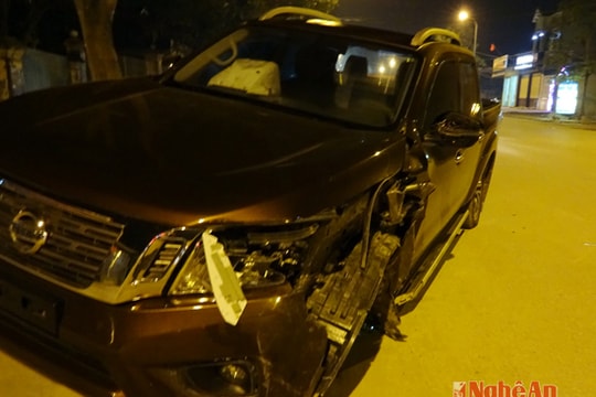 2 ô tô đâm nhau bung túi khí ngay tối mồng 1 Tết