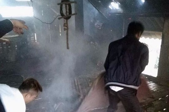 Gia đình kém may mắn nhất Tết này: Đi chơi về thấy nhà cháy rụi