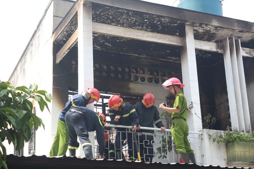 Bất cẩn khi thắp hương, 1 ngôi nhà cháy trụi tầng 2