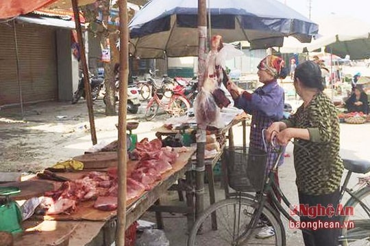 Tôm, thịt bò neo giá mức cao ngày mồng 2 Tết