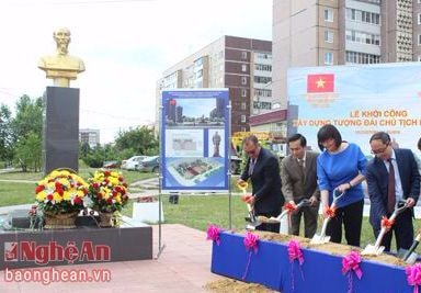 Gặp người tạc Tượng đài Bác Hồ trên quê hương Lenin