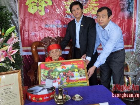 Đô Lương: Trao quà mừng thọ Mẹ VNAH và cán bộ lão thành cách mạng 100 tuổi