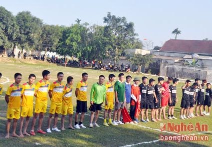 Hàng ngàn người dân theo dõi giải bóng đá ở xã miền núi