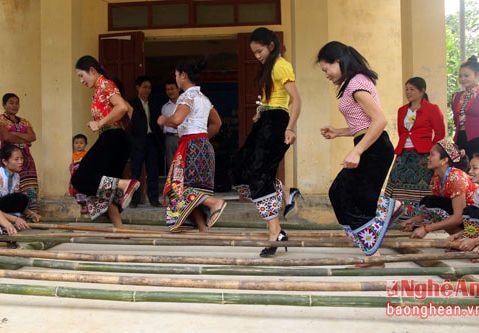 Bản tái định cư vui hội ném còn, nhảy sạp, khắc luống mừng Tết